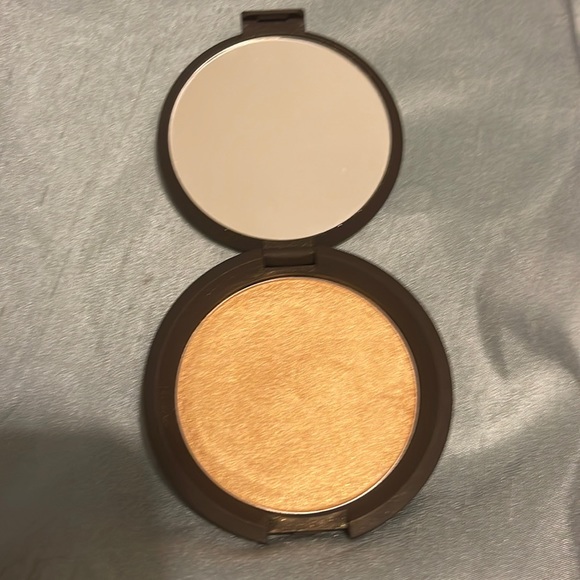 Becca Pressed Highlighter in Prosecco Pop — BECCA IS NO MORE // NO LONGER SOLD - Picture 1 of 5
